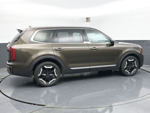 Used 2025 Kia Telluride S FWD image 3