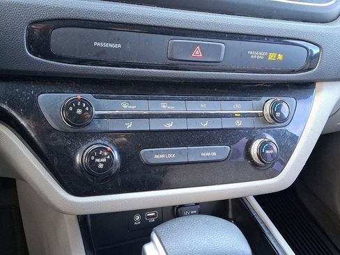 Used 2019 Kia Sedona L image 21