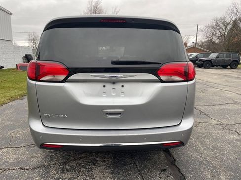 Used 2020 Chrysler Pacifica Touring w/ Tire & Wheel Group image 12