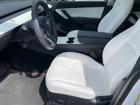 Used 2021 Tesla Model Y Long Range image 9