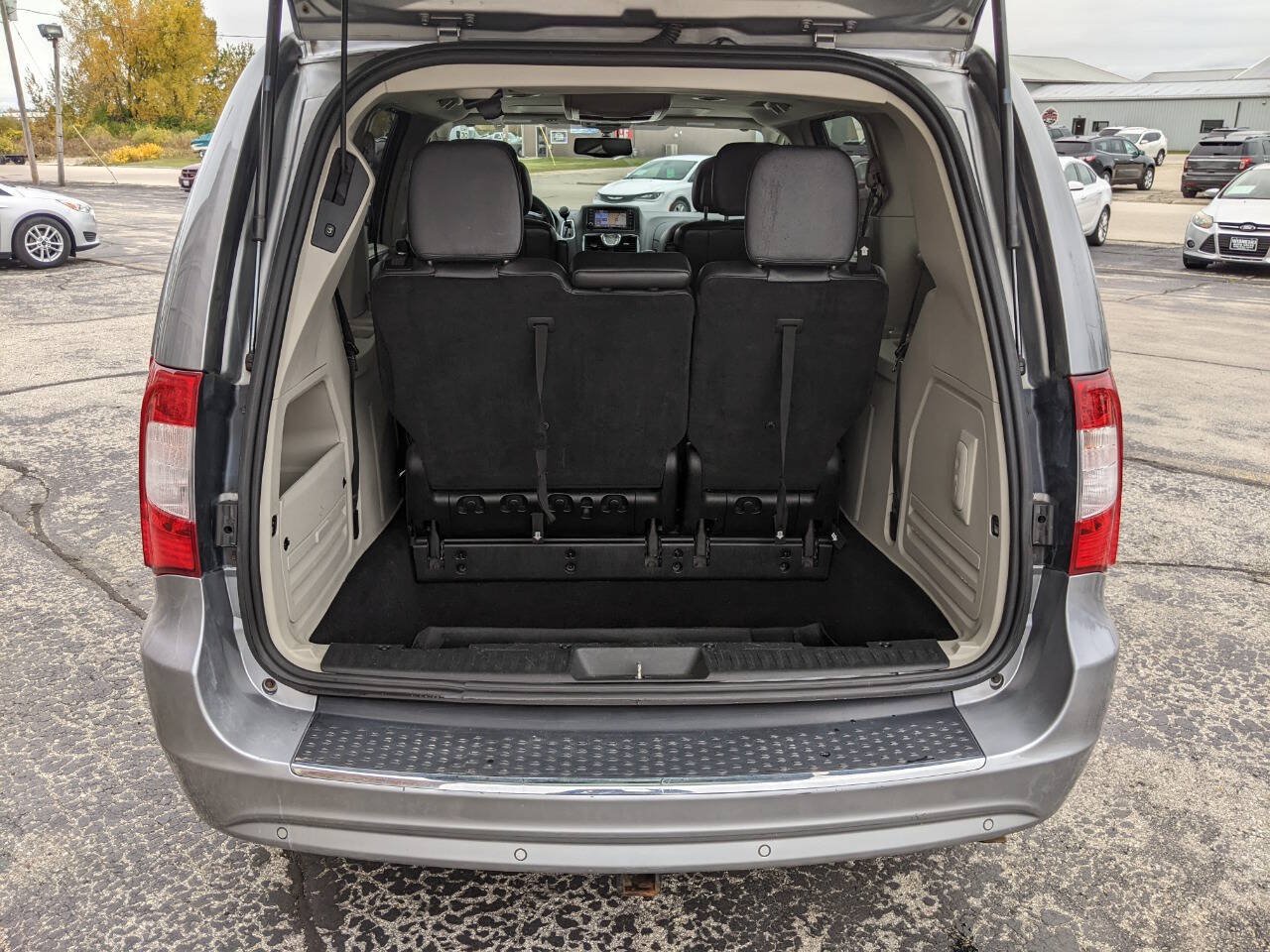 Used 2013 Chrysler Town & Country Touring-L w/ Entertainment Group #2 FWD image 22