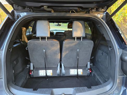 Used 2017 Ford Explorer XLT w/ Equipment Group 202A AWD/4WD image 21