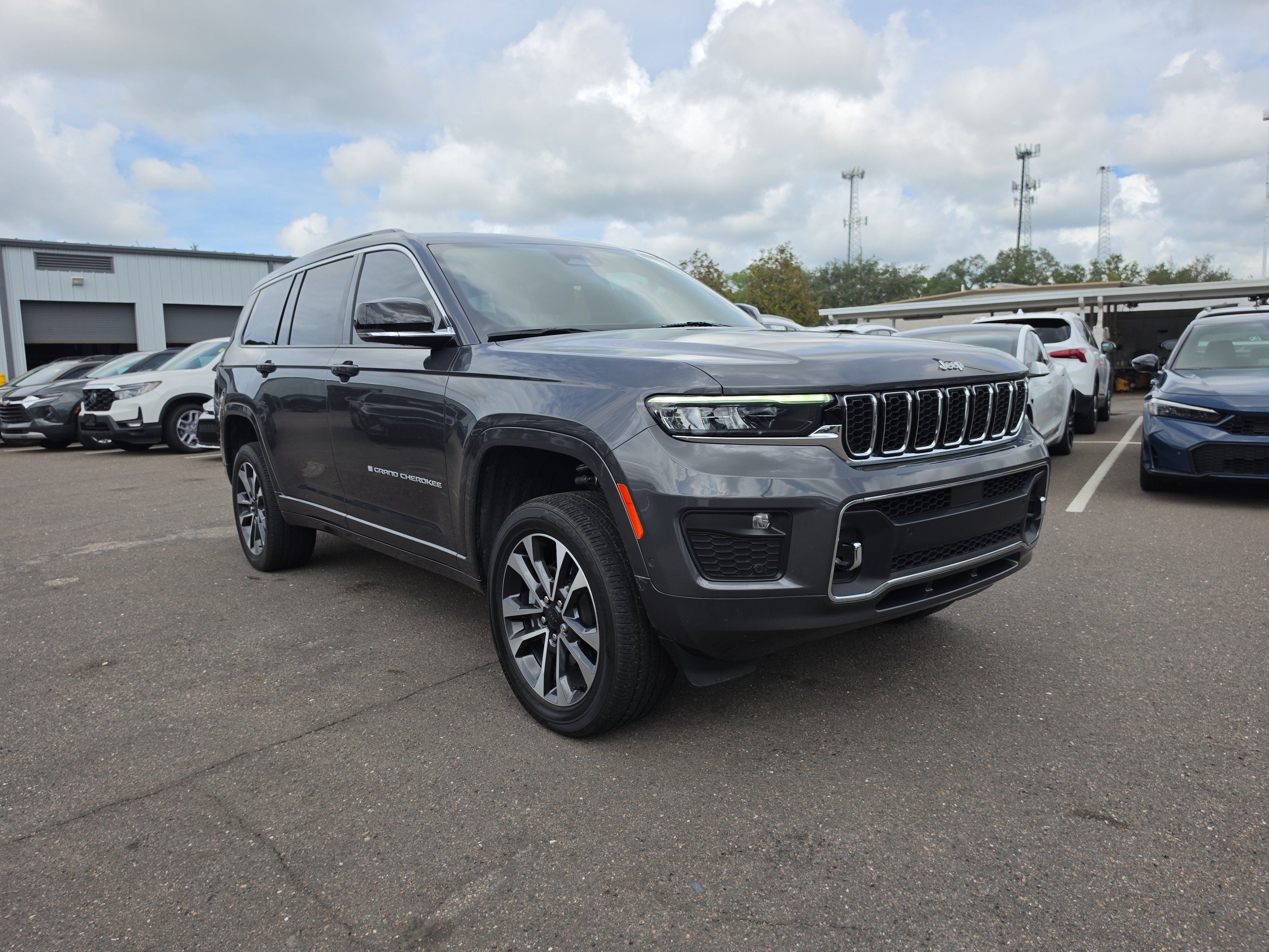 Used 2024 Jeep Grand Cherokee L Overland AWD/4WD image 2