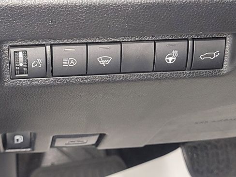 Used 2021 Toyota RAV4 XLE Premium image 18