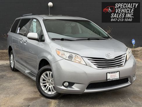 Used 2017 Toyota Sienna XLE image 5