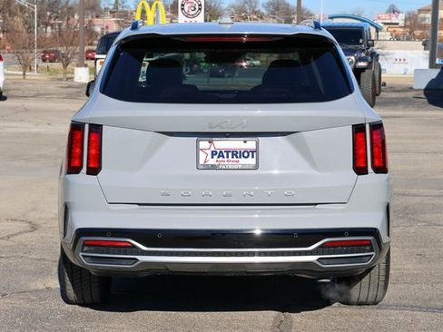 Used 2022 Kia Sorento EX w/ Panoramic Sunroof Package image 4