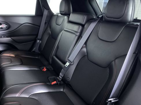 Used 2019 Jeep Cherokee Trailhawk w/ Comfort/Convenience Group AWD/4WD image 13