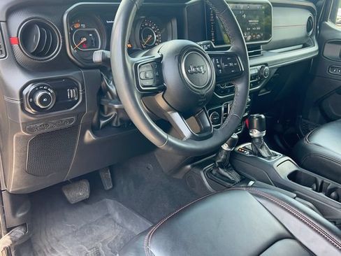 Used 2025 Jeep Wrangler Unlimited Rubicon AWD/4WD image 17