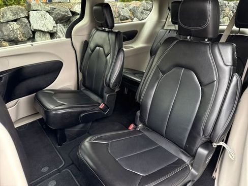 Used 2023 Chrysler Pacifica Touring-L image 23
