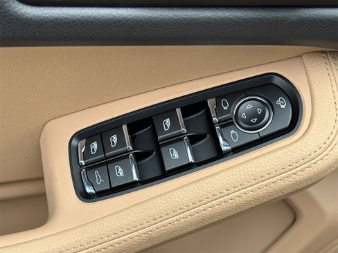 Used 2025 Porsche Macan image 13