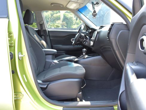 Used 2018 Kia Soul FWD image 26