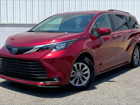 Used 2025 Toyota Sienna XLE FWD image 2