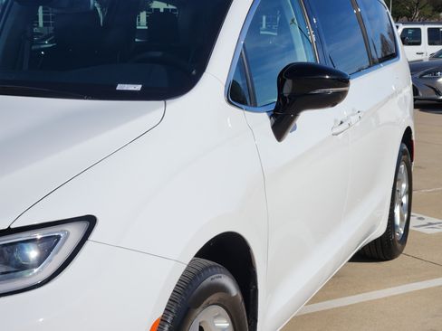 Used 2024 Chrysler Pacifica Limited w/ Trailer Tow Group image 9