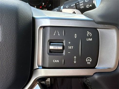 New 2025 Land Rover Discovery Dynamic SE image 27