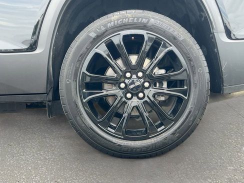 Used 2022 GMC Acadia SLE w/ Driver Convenience Package FWD image 33