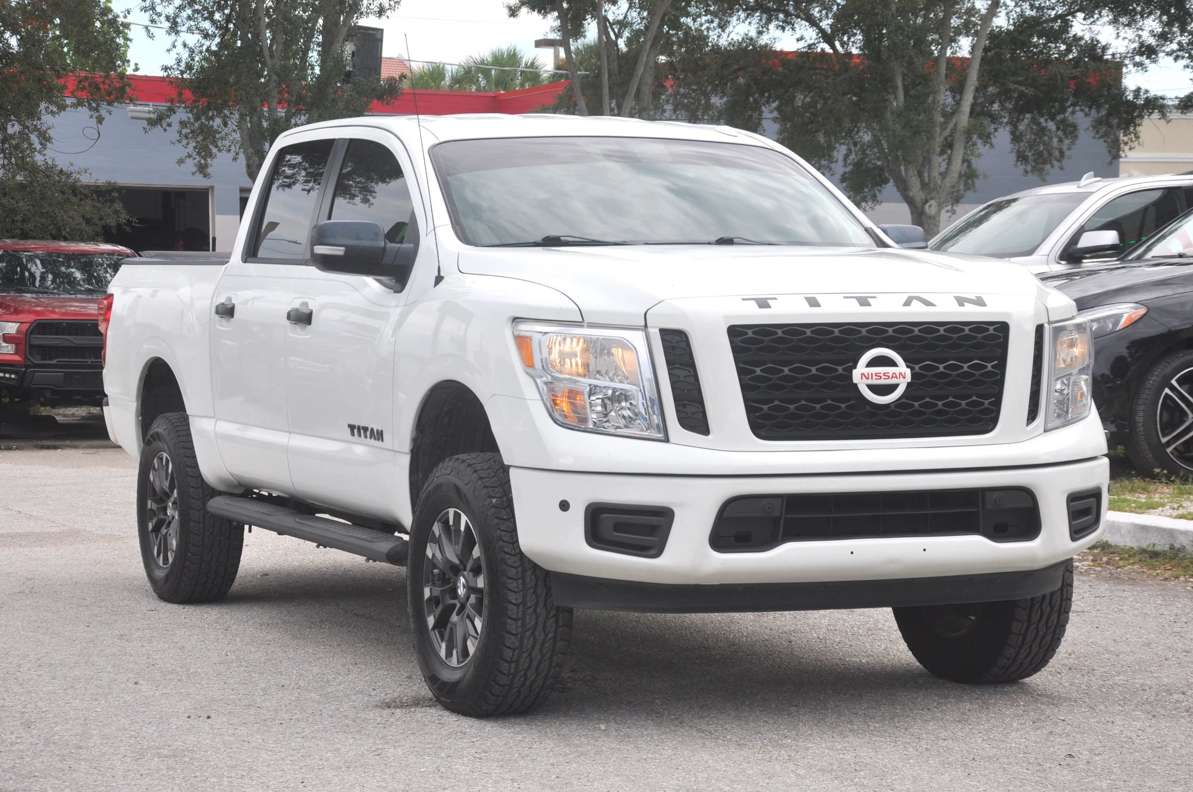 Used 2018 Nissan Titan SV w/ SV Convenience Package RWD image 12