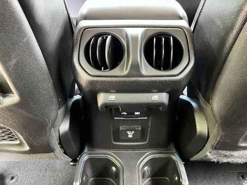 Used 2018 Jeep Wrangler Unlimited Rubicon AWD/4WD image 39