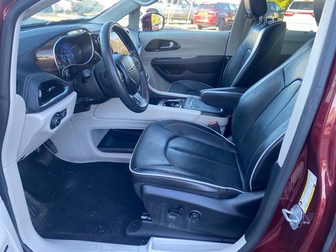 Used 2022 Chrysler Pacifica Limited w/ Uconnect Theater Family Group image 9
