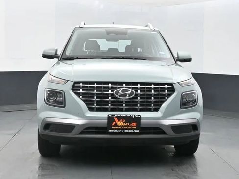 Used 2025 Hyundai Venue SEL image 4