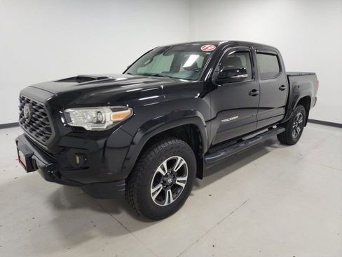 Used 2019 Toyota Tacoma TRD Sport image 3