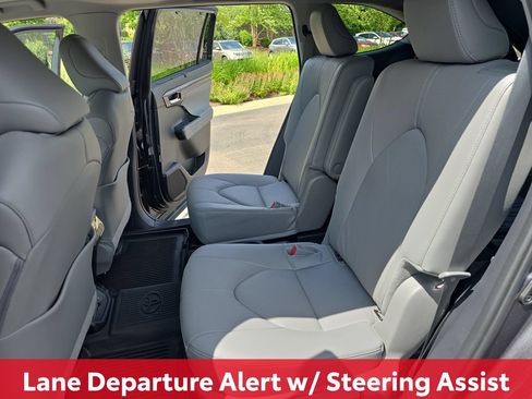 Certified 2024 Toyota Highlander Limited AWD/4WD image 18