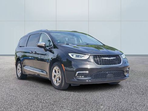Used 2021 Chrysler Pacifica Limited AWD/4WD image 3