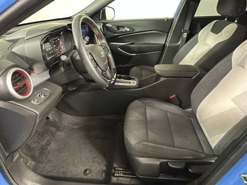Used 2024 Chevrolet Trax RS w/ Sunroof Package FWD image 12