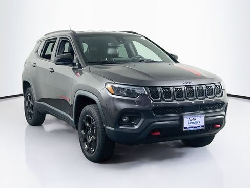 Used 2023 Jeep Compass Trailhawk w/ Trailhawk Convenience Group AWD/4WD image 3