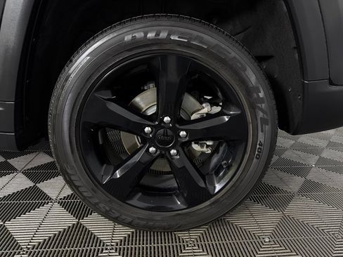 Certified 2023 Jeep Grand Cherokee Altitude AWD/4WD image 11