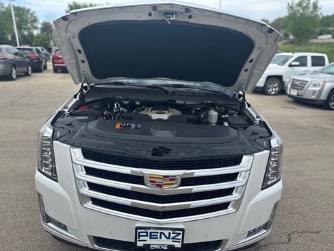 Used 2020 Cadillac Escalade ESV Premium Luxury AWD/4WD image 33