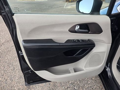 Used 2021 Chrysler Voyager Lxi image 15