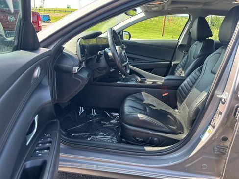 Used 2025 Hyundai Elantra Limited FWD image 9