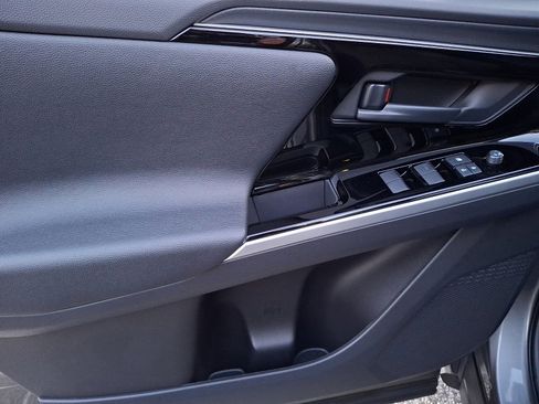 Certified 2025 Toyota bZ4X FWD image 12