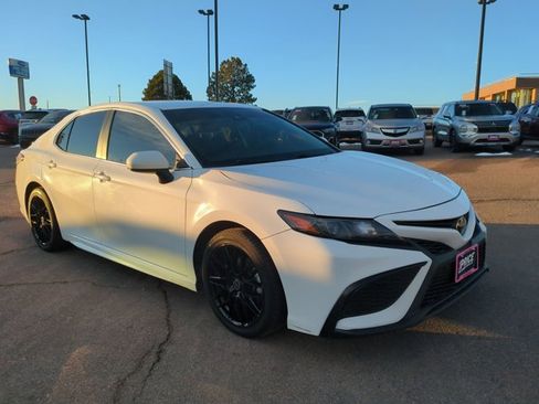 Used 2021 Toyota Camry SE image 3