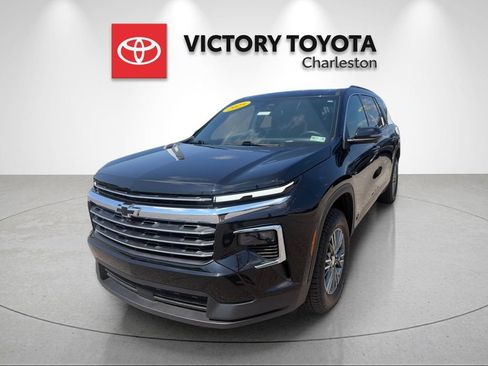 Used 2025 Chevrolet Traverse LT w/ Driver Confidence Package AWD/4WD image 1