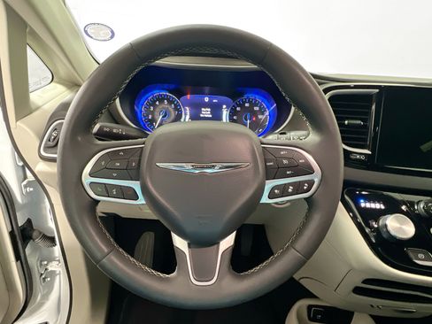 Used 2024 Chrysler Pacifica Touring-L image 17