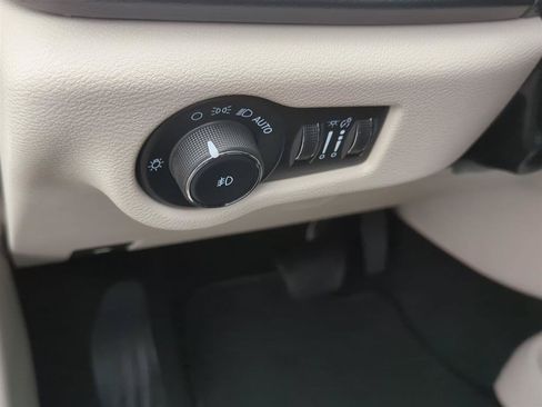 Used 2024 Chrysler Pacifica Touring-L FWD image 17