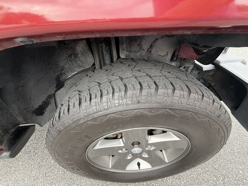 Used 2012 Jeep Wrangler Unlimited Sport image 33