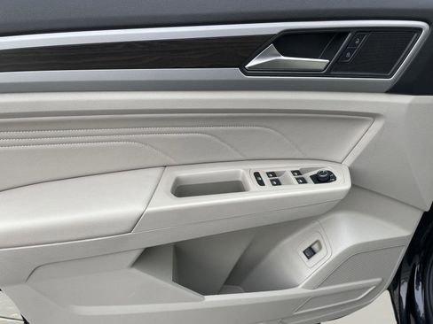 Used 2023 Volkswagen Atlas SE w/ Black Wheel Package image 25