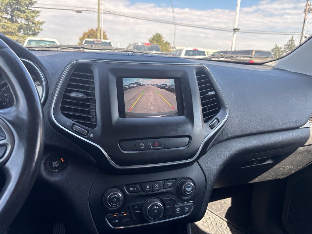 Used 2019 Jeep Cherokee Latitude Plus w/ Cold Weather Group AWD/4WD image 11