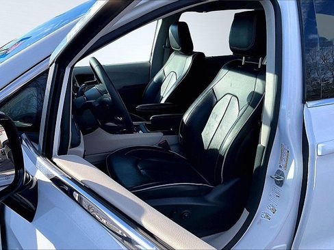 Used 2024 Chrysler Pacifica Limited FWD image 26