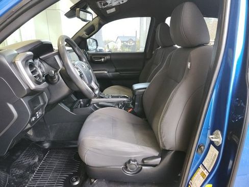 Used 2018 Toyota Tacoma TRD Off-Road w/ Technology Package AWD/4WD image 18