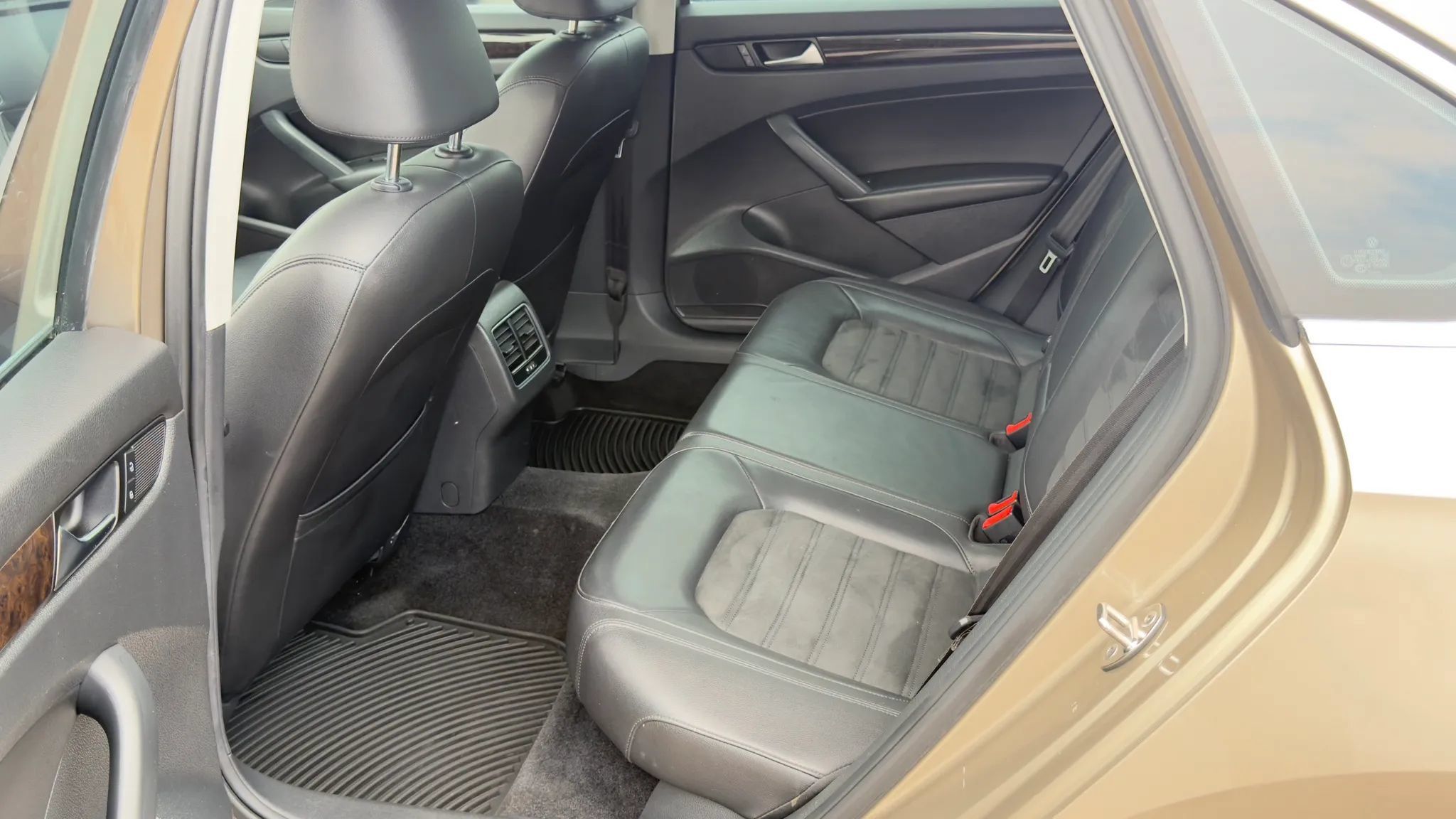 Used 2015 Volkswagen Passat TDI SEL Premium FWD image 12