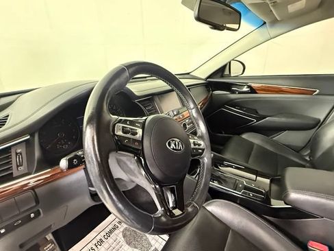 Used 2017 Kia Cadenza Premium FWD image 17