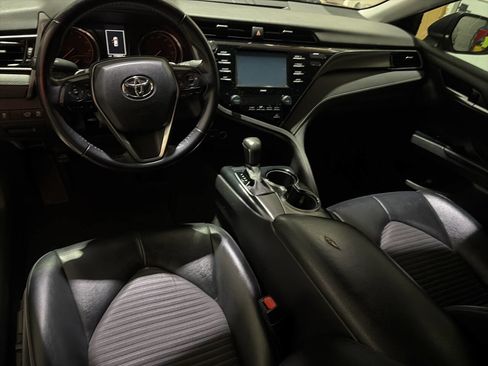 Used 2020 Toyota Camry SE FWD image 2