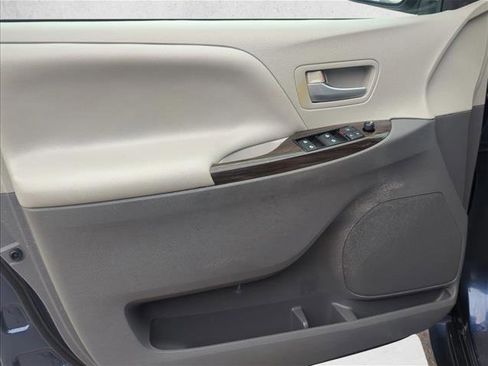 Certified 2019 Toyota Sienna XLE FWD image 10