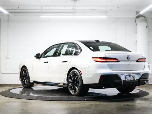 Used 2025 BMW 740i w/ Premium Package RWD image 4