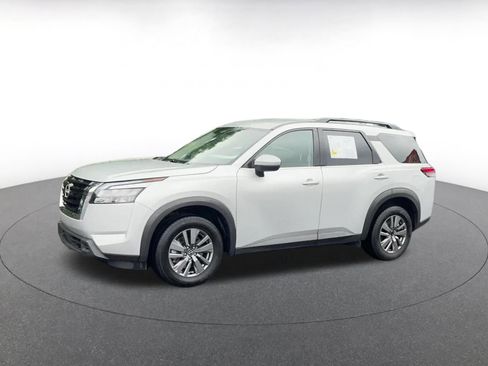 Used 2025 Nissan Pathfinder SV FWD image 8