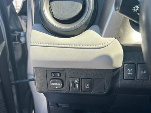 Used 2018 Toyota RAV4 XLE AWD/4WD image 17