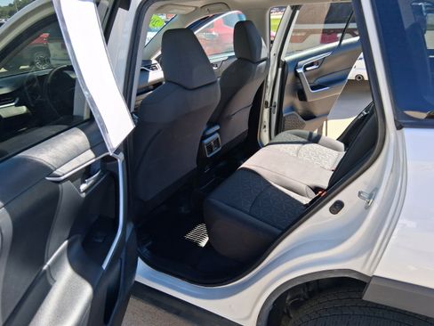 Used 2021 Toyota RAV4 XLE AWD/4WD image 18